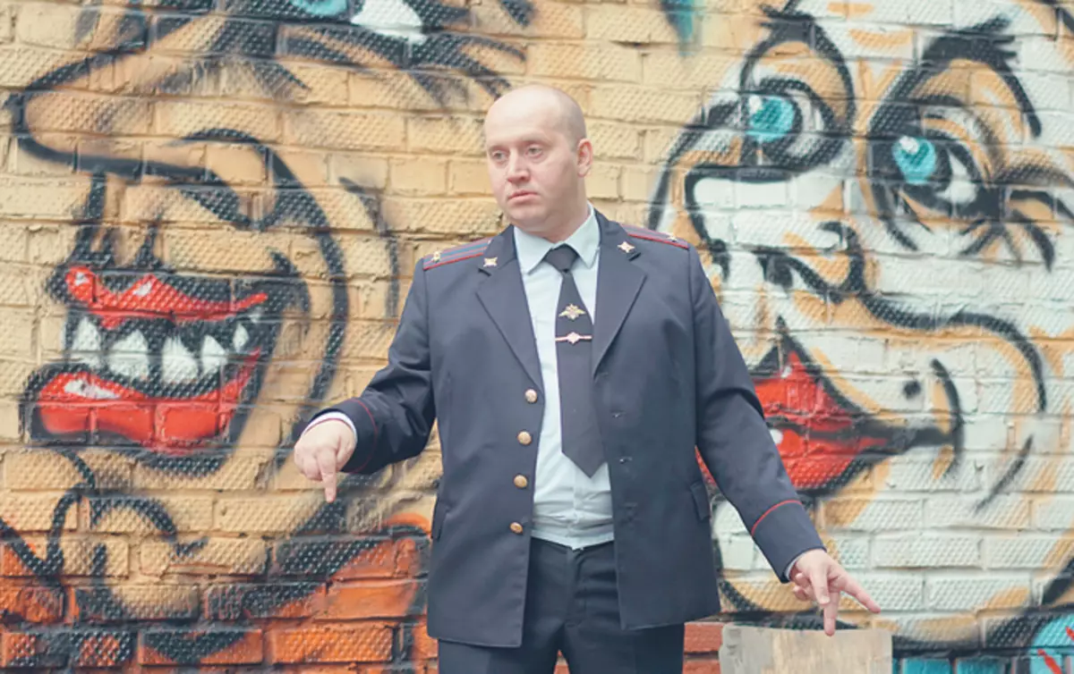 Aktör Sergey Burunov, farklı amplua'da ikna edicidir, ancak komedyada sadece dayanılmaz. "RUBLEVKA'dan Polis" içinde Sergey Teğmen Albay Yakovleva oynadı