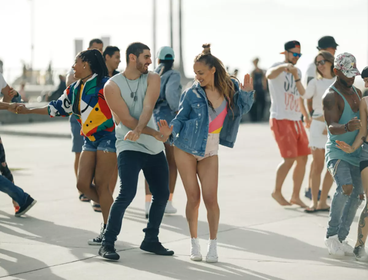 A videó a nyáron és a táncban foglalkozott