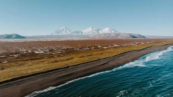 Strand met zwart zand op Kamchatka