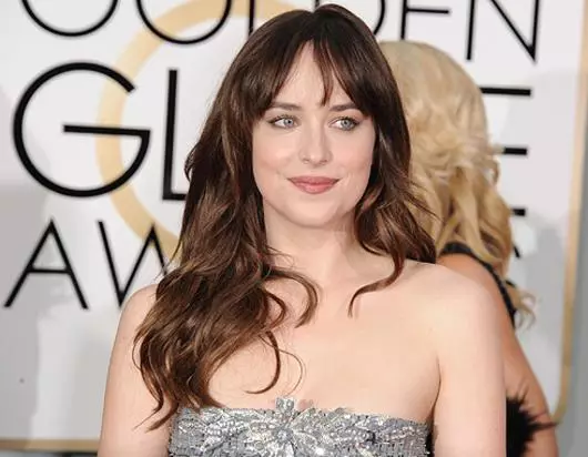 Dakota Johnson alipiga marufuku wazazi kutazama "vivuli hamsini ya kijivu"