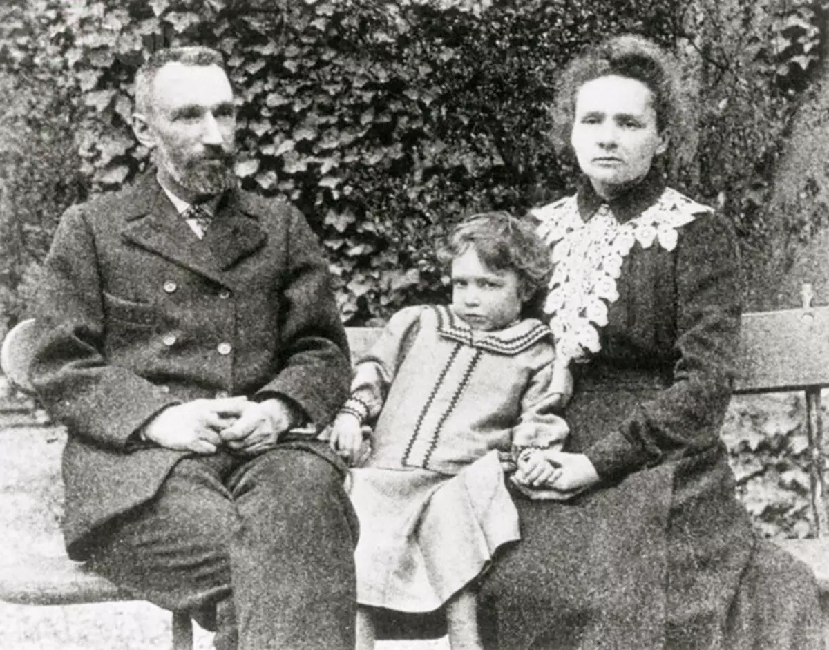 Maria Sklodovskaya-Curie z rodziną