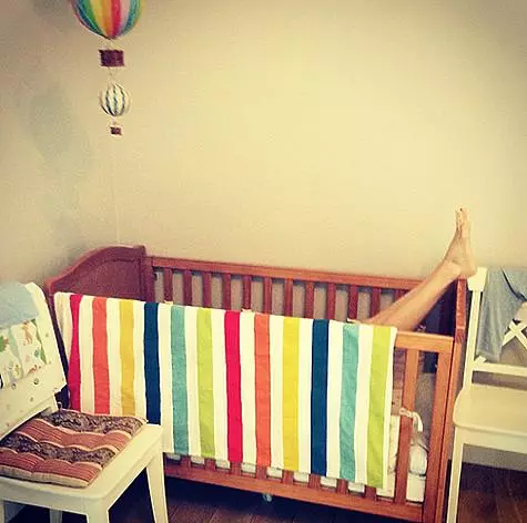 It turns out that many milfs dream in a crib dream, but, unlike Nadi Mikhalkova, they are afraid to break the children's bed. Photo: instagram.com/nadiamixalkova.