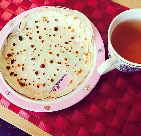 Di recente, l'attrice ha condiviso il fatto che è stata promessa da una figlia di tre anni Nina: "Preparato Nina! Ha detto quando sarei vecchio, mi nutrerà solo dei pancakes. " Foto: instagram.com/nadiamixalkova.
