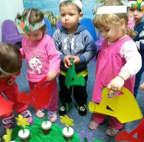 Makarskie：“所有金發女郎，俄羅斯教育幼兒園在以色列。”照片：Instagram.com/makarskie。