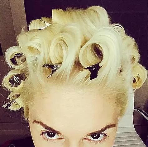 Gwen Stefani iel konfesis, ke li ne vidis la veran koloron de siaj haroj de la naŭa grado. Foto: Instagram.com/gwenstefani.