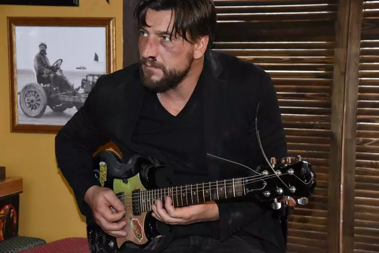 Skådespelaren spelade inte bara en gitarr i bilden av sin hjälte Denis, men spelade också in flera låtar för serien