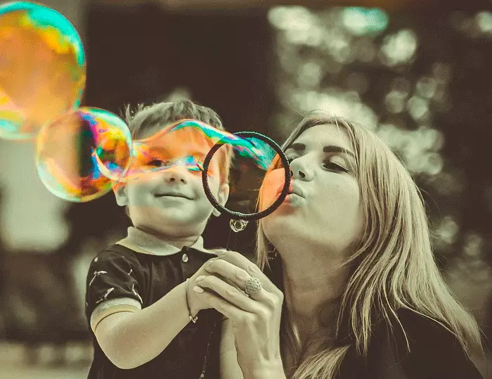 From birth and up to 3 years old, the child is tightly connected with the mother of energy and psychological communications