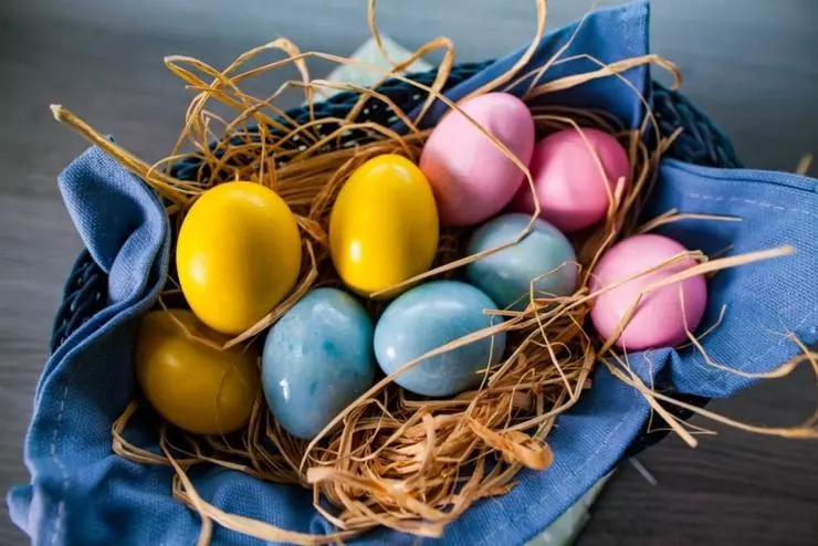 Velikonočne jajca se lahko pobarvamo brez kemije