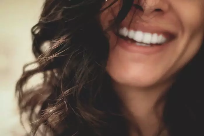 לא להסתיר חיוך: 4 דרכים להלבין את השיניים בבית