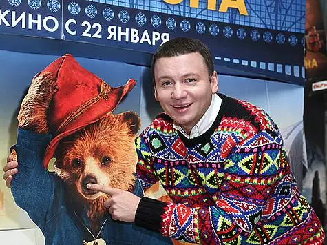 La voz de Alexander Olesko dice que el personaje principal de la película - Paddington Bear.