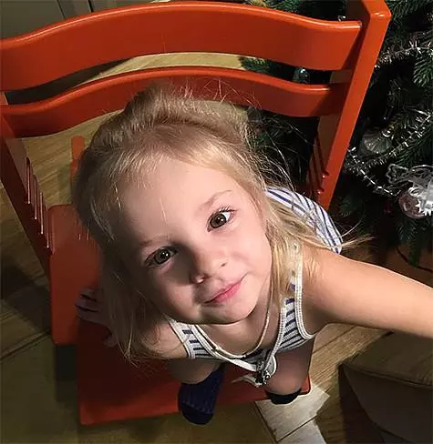 Гурван настай охин Кэтрин Вилкова нь тайван бус, харилцаатай охин ургадаг. PAL POWN: Instagram.com/kavilochka.