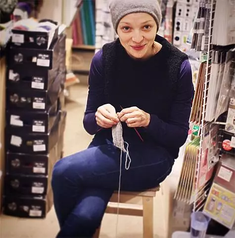 Tom qab yug menyuam, ekaterina Vilkova tau ntxim nyiam los ntawm kev knitting. Yees duab: Instagram.com/Kavilochka.