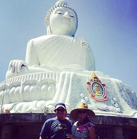 Dmitry Dibrov og hans kone Polina og Sasha, som vil være 5 år gammel den 10. februar, besøgte Buddha-templet, bygget til minde om dem, der blev dræbt i oversvømmelsen af ​​2000. Foto: Instagram.com/polinadibrova_dmitrydibrov.