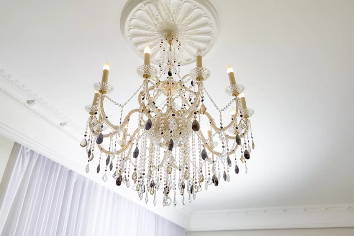 En kristal chandelier þurfti að bera frá Eistlandi