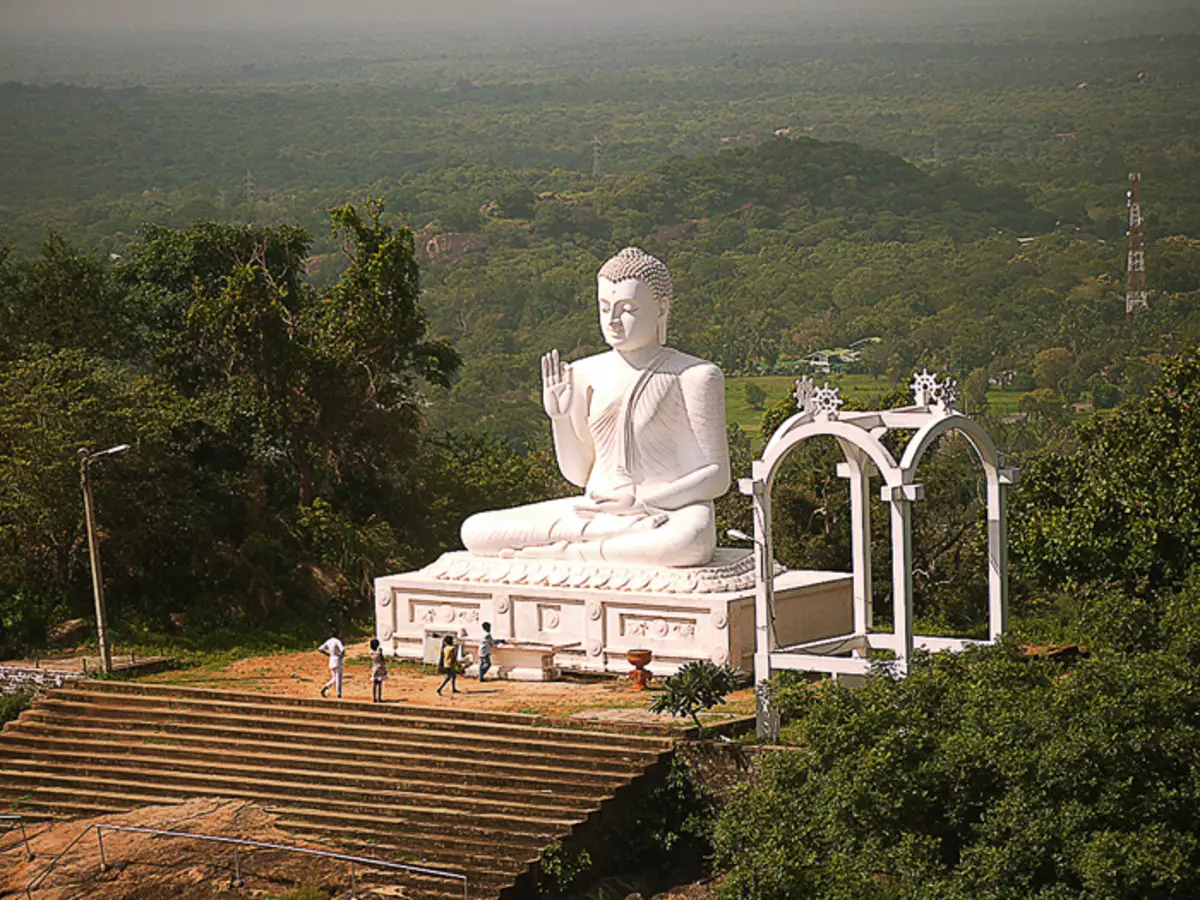 Heute blieben die majestätischen buddhistischen Tempel und die Paläste von Anuradhapura nur ein Paar Basreliefs