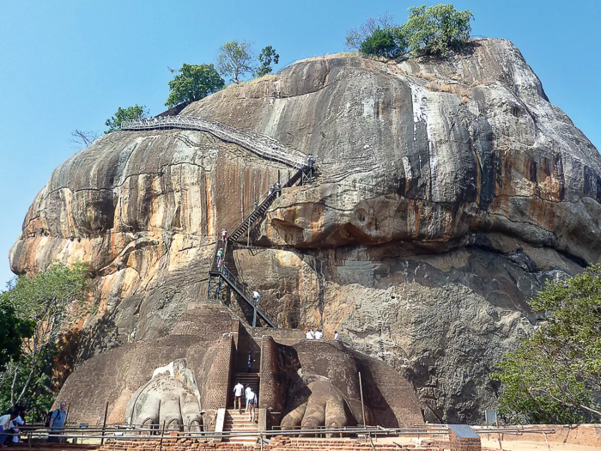 Kondairaren arabera, Casapa Sigiriya mendian bizi zen hemezortzi urte eta jauregia eraiki zuten hemen