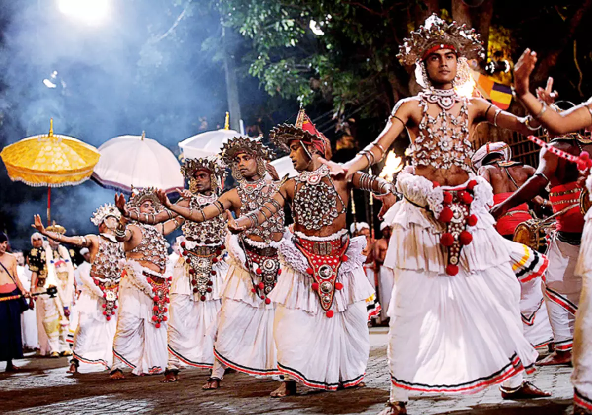 Lankan tanzt mit Feuer in Süßigkeiten - einer der hellen Attraktionen des Landes