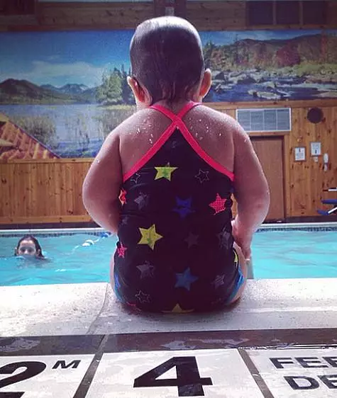 Os fans de presentadores de TV clasificaron a un traxe de baño un ano de idade. Foto: Instagram.com/olgashelest.