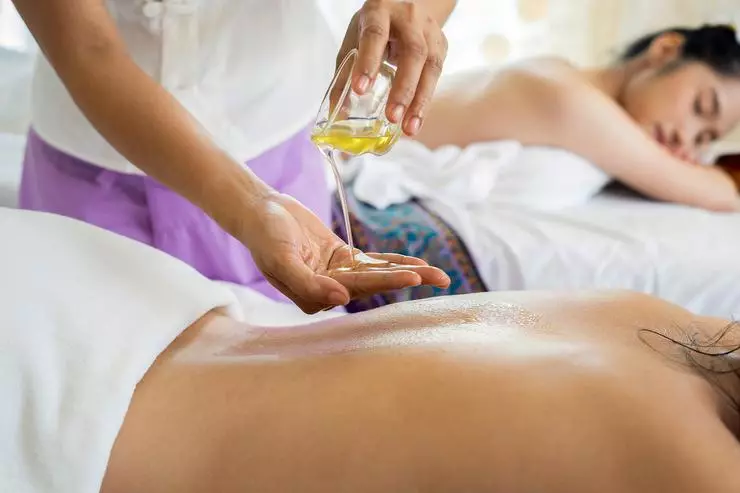 Нанесете крем с масло върху кожата пред масажа