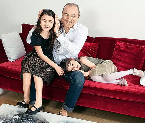 Jaunākās meitas Emmanuel (pa kreisi) un Beatu Mihails mīl un Pampers. Foto: Mihaila un Lian turku personīgā arhīvs.