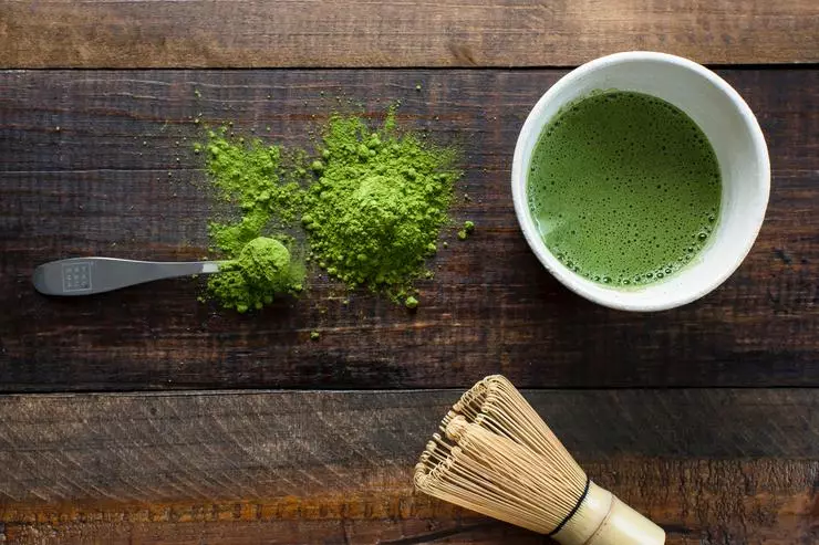 Në çajin e gjelbër përmban flavonoide - një element i rëndësishëm gjurmë
