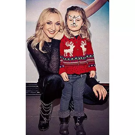 Lasten uudenvuoden esityksessä, Christina Orbakayn tytär ilmestyi kissan vauvan kuvassa. Kuva: Instagram.com.