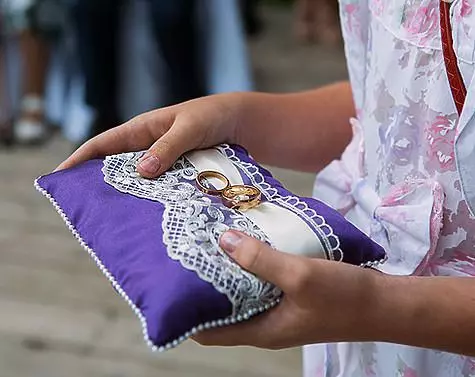 Handgefertigte Hochzeitszubehör sind immer teuer. Foto: Anton Baranovsky.