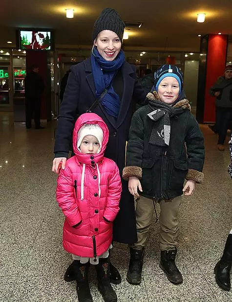 Maria Shalaev來到卡通首映的“三英雄：馬的搬家”和她的兒子和女兒。