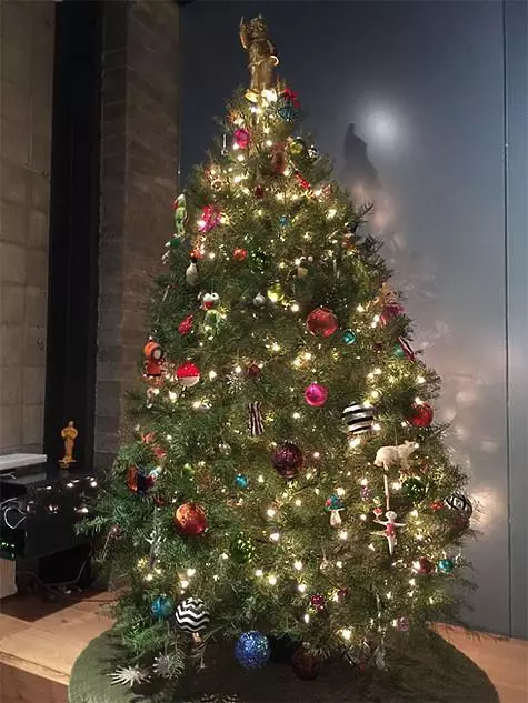Robert Downey Jr. memutuskan untuk menurunkan berat badan, mendekorasi pohon Natalnya yang meriah. Foto: Instagram.com.