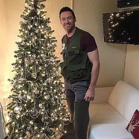 Hugh Jackman metis la kristnaskan arbon rekte en la vestĉambro. Foto: Instagram.com.