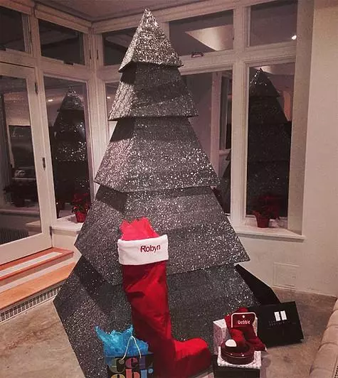 Ongebruikelijke kerstboom Rihanna. Foto: Instagram.com.