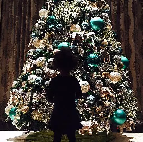 નવા વર્ષના વૃક્ષની બેકડ્રોપ સામે પુત્રી બેયોન્સ. ફોટો: Instagram.com.