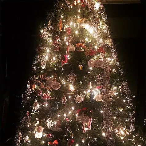Pohon Tahun Baru Lady Gaga dihiasi sangat asli. Foto: Instagram.com.