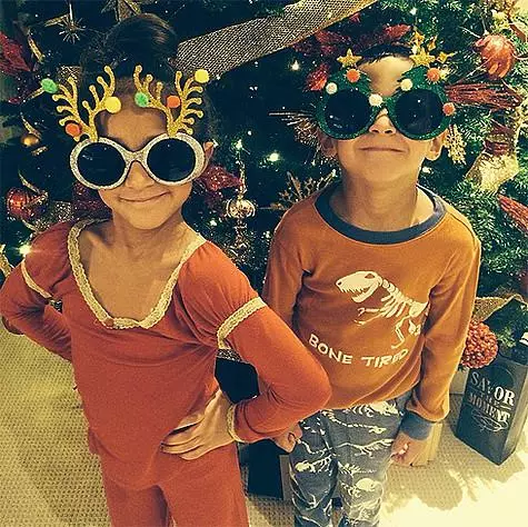 ક્રિસમસ મૂડ જેનિફર લોપેઝે તેના બાળકો, છ વર્ષીય એમ્મા અને મેક્સ પ્રસ્તુત કર્યું. ફોટો: Instagram.com.