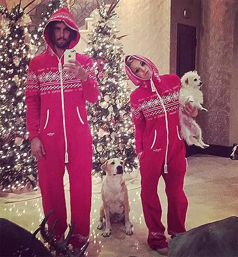 Kaili Coco eo seu marido Ryan Sweuling Presentando nos mesmos traxes de ano novo. Foto: Instagram.com.