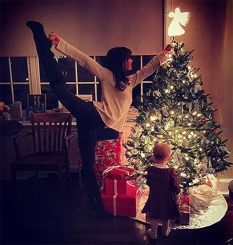 Супружник Алеке Балдине инструктор је на јогу, па обузима новогодишњу дрво, прихватајући још једну асану. Фото: Инстаграм.цом.