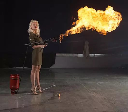 Lena bat mastered ກ່ຽວກັບ flamethrower ຍິງໄດ້