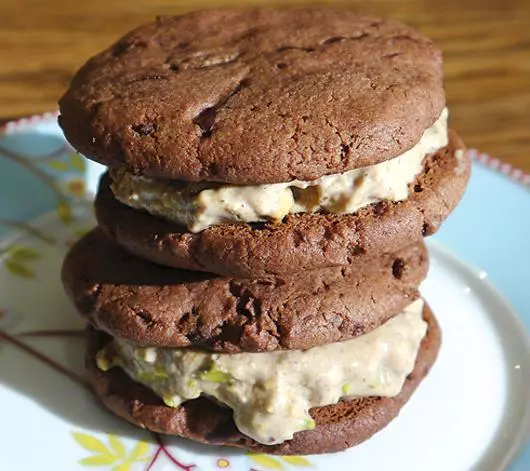 Chocolate sandwiches na may pistachio ice cream