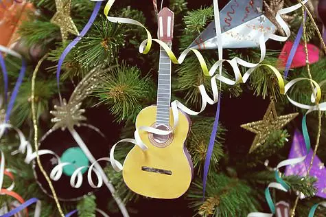 Decorado con un árbol de Navidad con juguetes musicales: pequeñas guitarras y discos de vinilo.
