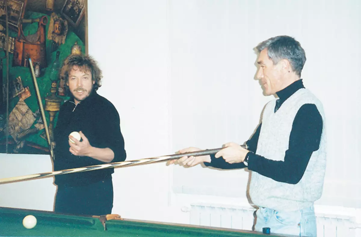 90s. Yuri Nikolaev agus Andrei Makarevich ag imirt billiard sa chlub ina raibh cáiliúla ag dul