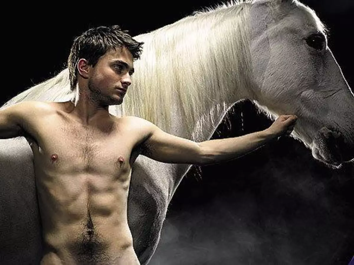 El 2007, Daniel Radcliffe va debutar a l'escena teatral a l'obra "Horse", on va jugar nua