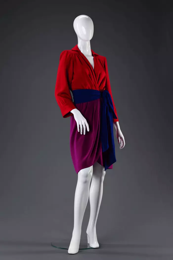 Yves Saint Laurent (vestido de la colección de Alexander Vasiliev)