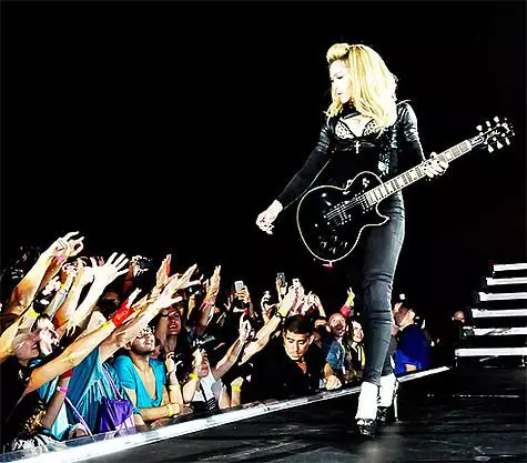 Bira bitartean, MDNA Madonna Latinoamerikako zaleen hiru ordu eta erdi itxaron behar izan zuen. Argazkia: www.madonna.com.