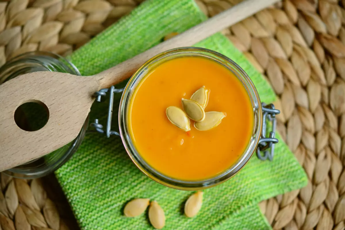 Bundeve krem ​​juha sa sjemenkama - izvrsna opcija za hladnu sezonu