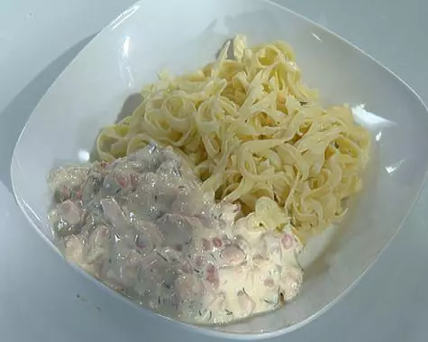 Pasta con salmón y caviar. .