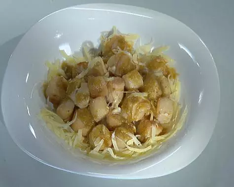 लसूण मटनाचा रस्सा मध्ये scallops. .