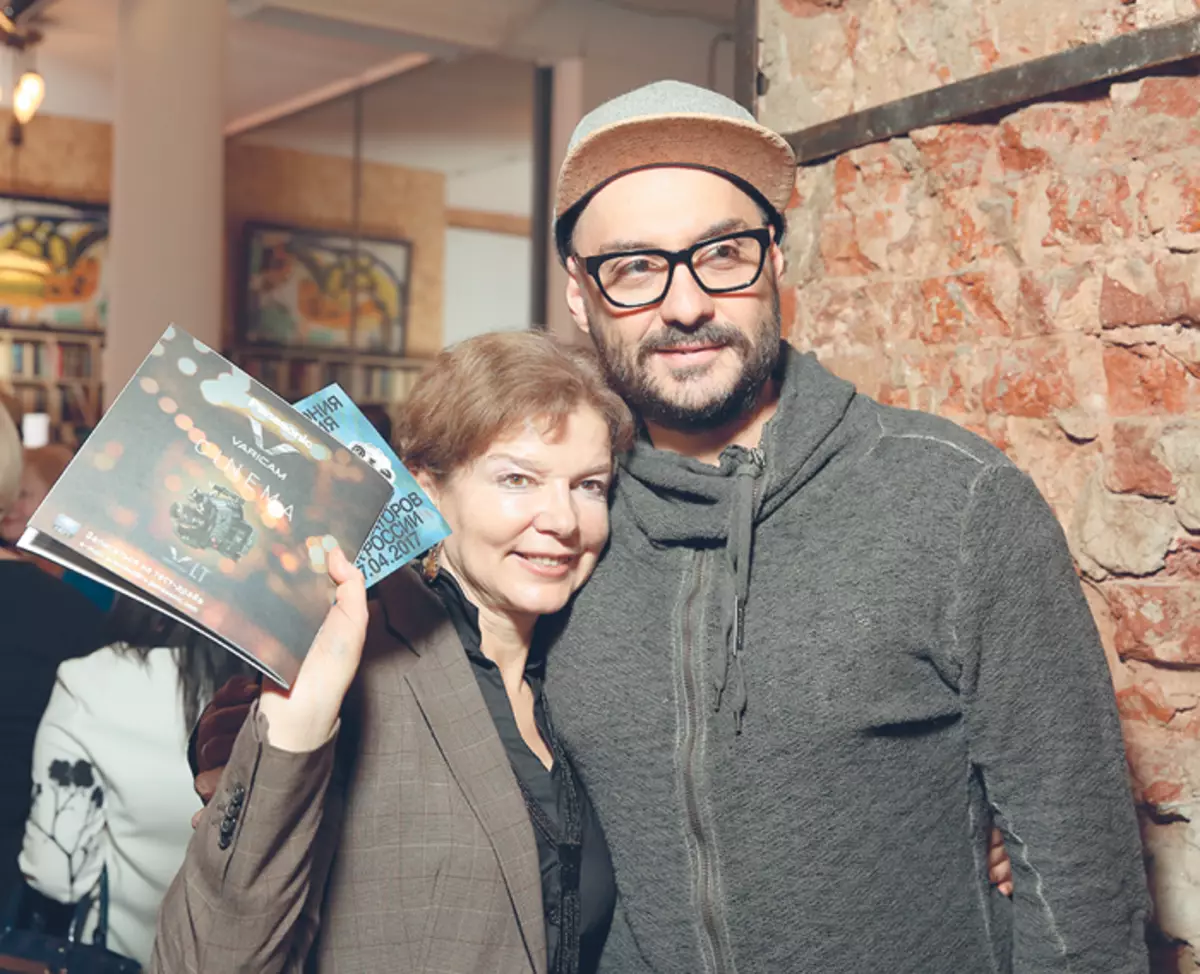 A rendező Kirill Serebrennikov vette a vendégek az ünnepség az ő „Gogol Center”, és megpróbálta kommunikálni az összes számos barátok és ismerősök. A fotóban: filmrácsokkal Larisa Malyukova