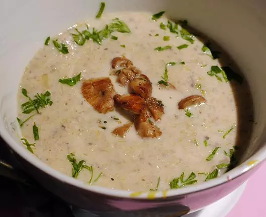 Soupe aux champignons avec l'arc