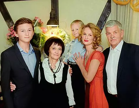 Julia y los hijos Dmitry y Daniel y los padres, amor Sergeyevna y Boris Mikhailovich. Foto: Archivo personal de Yulia Romashina.