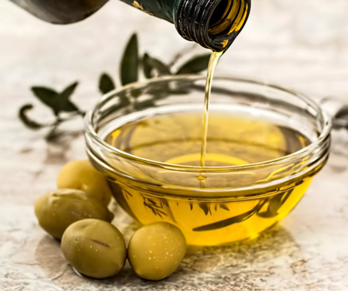 Para poder o cabelo e a pele, os óleos são excelentes, mesmo a oliva usual